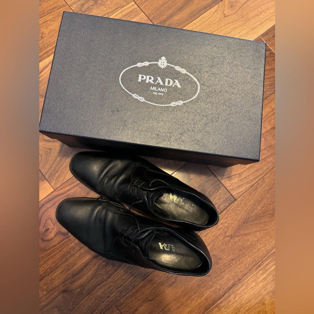 Prada CALZATURE UOMO shoes - size 8.  Black saffiano leather.  Used.